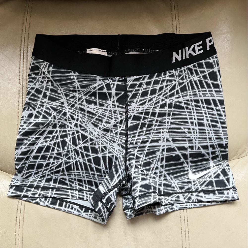 Nike Pro booty shorts - black and white